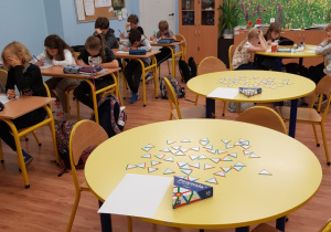 Uczniowie w ławkach rozwiązują test.