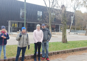 Dwie panie, jeden pan i dwie dziewczynki stoją na tle nowopowstającego Orientarium przy łódzkim ZOO.