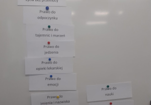 Na białej tablicy wywieszone są poukładane przez uczniów prawa dziecka.