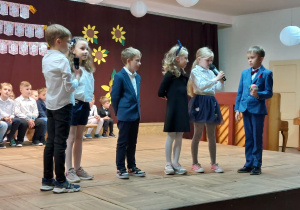 Dzieci z klasy IIa występują na scenie.