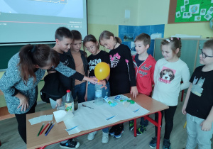 Doświadczenie balonowe. Obrazuje ono wydzielanie gazu (dwutlenku węgla) pod wpływem reakcji chemicznej (zmieszania sody z octem).