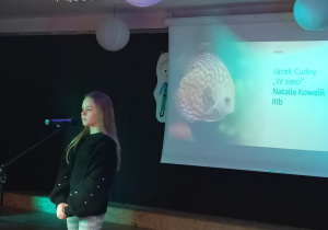 Uczennica Natalia Kowalik z klasy 3b prezentuje swój wiersz.