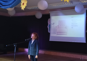 Na zdjęciu widać ucznia Wojciecha Nastawnego z klasy 2b, który recytuje wiersz.