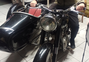 1.Muzeum Motoryzacji w Otrębusach.Dwóch chłopców siedzi na polskim motocyklu WSK z lat 70-tych.