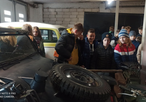 3.Uczniowie z zainteresowaniem oglądają stare auta w Muzeum Motoryzacji.
