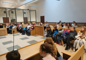 Uczniowie przysłuchujący się z uwagą wydarzeniom na sali sądowej.