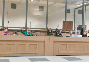 Uczniowie aktywnie uczestniczący i zgłaszający się w trakcie narad w sprawie wyroku.