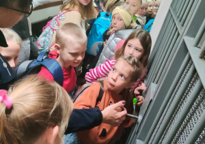 Zwiedzanie pomieszczeń sądowego aresztu.