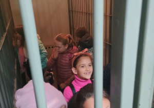 Zwiedzanie pomieszczeń sądowego aresztu.