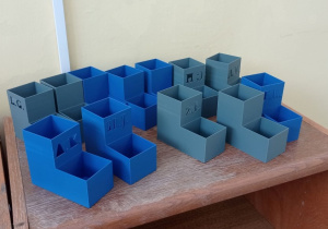Uczennica obsługuje drukarkę 3D.