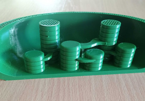 Na stoliku widoczny zielony przekrój komórki chloroplastu.