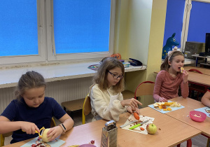Etap II - wykonanie II śniadania ze zdrowych produktów. Obchody ,,Dnia kulinarnych mocniaków''.