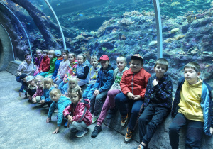 Dzieci z klas 1 c w tunelu orientarium.