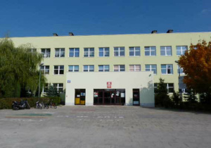 Budynek szkoły - wejście główne.
