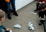 Dzieci budujące i programujące roboty.