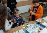 Dzieci budujące i programujące roboty.
