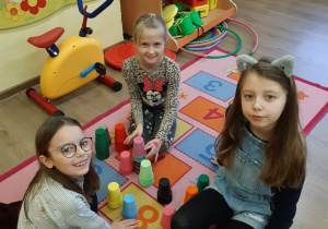 Kodowanie offline z wykorzystaniem kolorowych kubeczków.