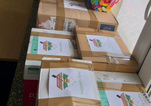 Zapakowane paczki - dary przyniesione przez uczniów.