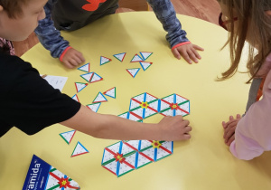 Uczniowie układają piramidę matematyczną.