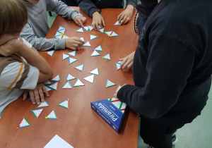 Uczniowie układają piramidę matematyczną.