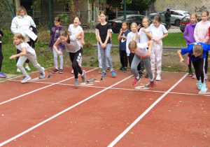 Start niski – wyjście z bloków uczniów.