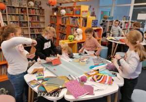 Dzieci w grupach tworzą prace plastyczne pt. „Magiczny dywan”.