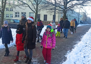 Uczestnicy rajdu maszerują wzdłuż ulicy Kusocińskiego.