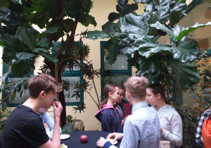 Uczniowie podczas konferencji klimatyczną w Wydziale Biologii i Ochrony Środowiska Uniwersytetu Łódzkiego.