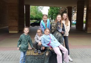 Dwie kobiety i cztery dziewczynki przy Kuferku Reymonta, jedna z dziewczynek siedzi na kolanach pisarza.