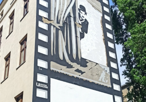 Mural przedstawiający Charlie Chaplina na kadrze klatki filmowej.