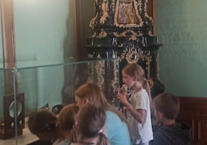 W Muzeum Kinematografii: dzieci z uwagą przyglądają się eksponatom.
