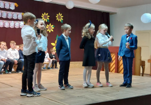 Dzieci z klasy IIa występują na scenie.