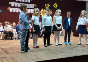 Dzieci z klasy IIa występują na scenie.