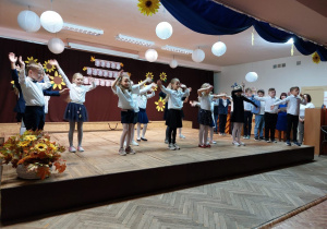 Wszyscy uczniowie śpiewają piosenkę a dziewczynki prezentują mini układ taneczny.