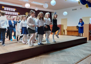 Dzieci śpiewają piosenkę dla nauczycieli i prezentują mini układ taneczny.