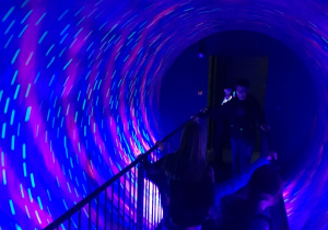 Muzeum Iluzji. Uczniowie przechodzą przez tunel Vortex