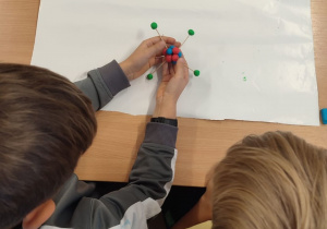 Budowanie modeli pierwiastków. Dzieci miały za zadanie, korzystając z plasteliny i wykałaczek, wykonać wybrany model pierwiastka.