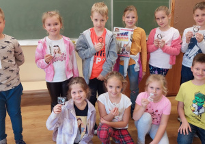 1 b – dzieci z klasy 1 b biorące udział w konkursie różańcowym