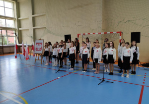 Zdjęcie przedstawiające chór szkolny - tuż przed rozpoczęciem uroczystości.