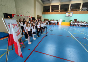 Zdjęcie przedstawiające chór szkolny - w trakcie śpiewu ,,Mazurka Dąbrowskiego".