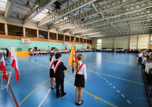 Zdjęcie przedstawiające społeczność szkolną wspólnie śpiewającą Hymn Polski.