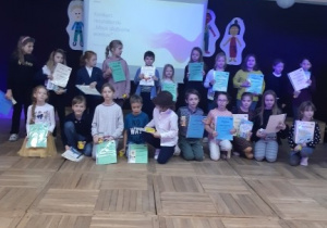 Na zdjęciu widoczne są dzieci, które brały udział w konkursie, finaliści i laureaci.