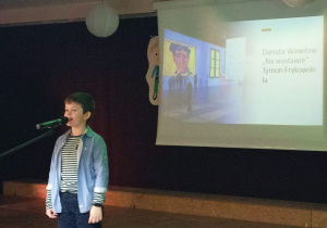 Uczeń Tymon Frykowski z klasy 1a prezentuje utwór poetycki.