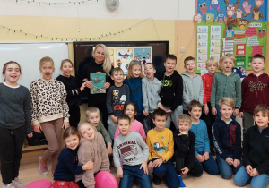 Dzieci z klasy 2 c wraz z p. Małgorzatą Maj.