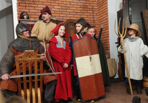 Dzieci i p. Piotr przebrani za średniowieczne postacie.