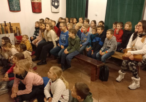 Uczniowie zasłuchani w czasie pokazu rycerskiego.
