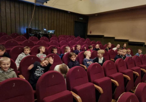 Dzieci oczekujące na spektakl w teatrze Pinokio.