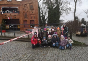 Dzieci z wychowawczynią obok Teatru Baj.