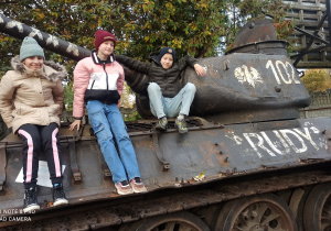 4.Muzeum Motoryzacji. Zadowoleni uczniowie wtrapali się na pokład czołgu Rudy 102.