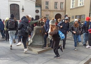 5.Uczniowie skaczą na jednej nodze wokół szczęśliwego dzwonu odlanego w Warszawie w roku 1646 przez Daniela Tyma.